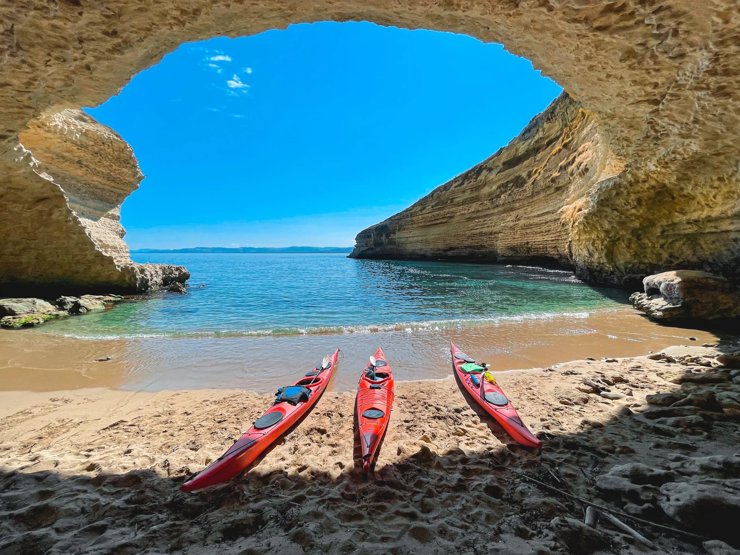Grotten der Baia Balai im Kajak