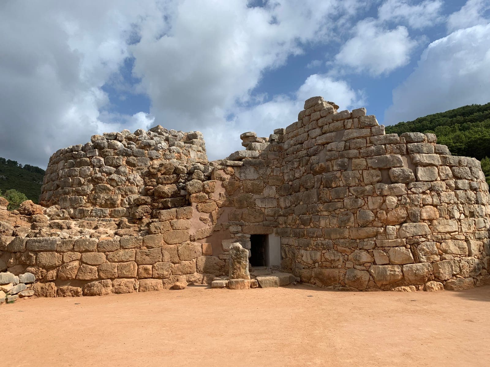 Steintürme der Nuraghenanlage Palmavera bei Alghero